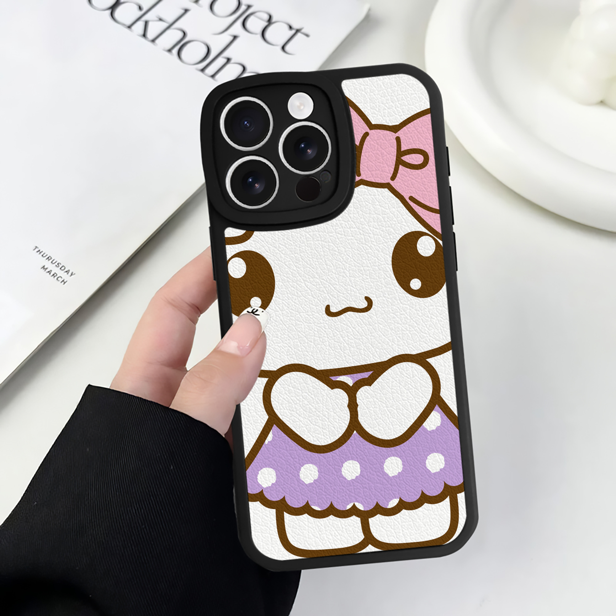 （画像用） Hello Kitty ハローキティ 【iPhone 16シリーズ対応】シリコンスマホケース（レザー調） 材質：シリコン